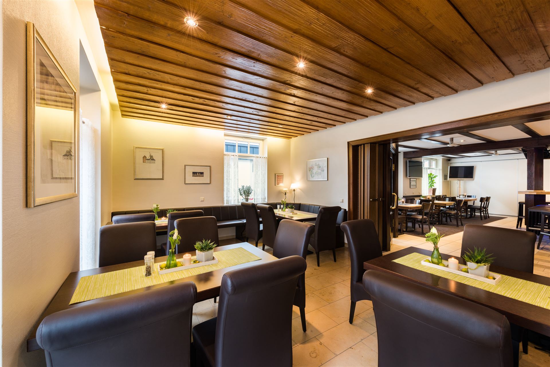 Photo of the restaurant seen from the corner. In the background, part of the café is visible.