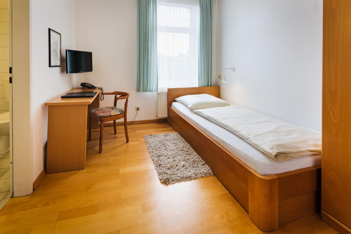 The picture shows an economy singleroom.